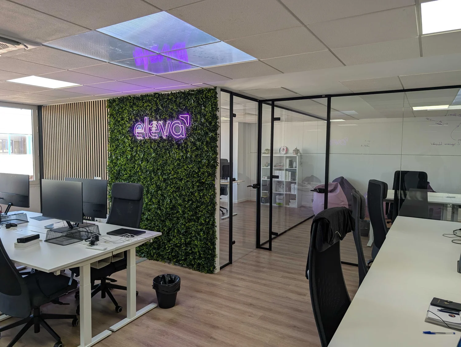 Oficina de Eleva con puestos de trabajo y sala de reuniones